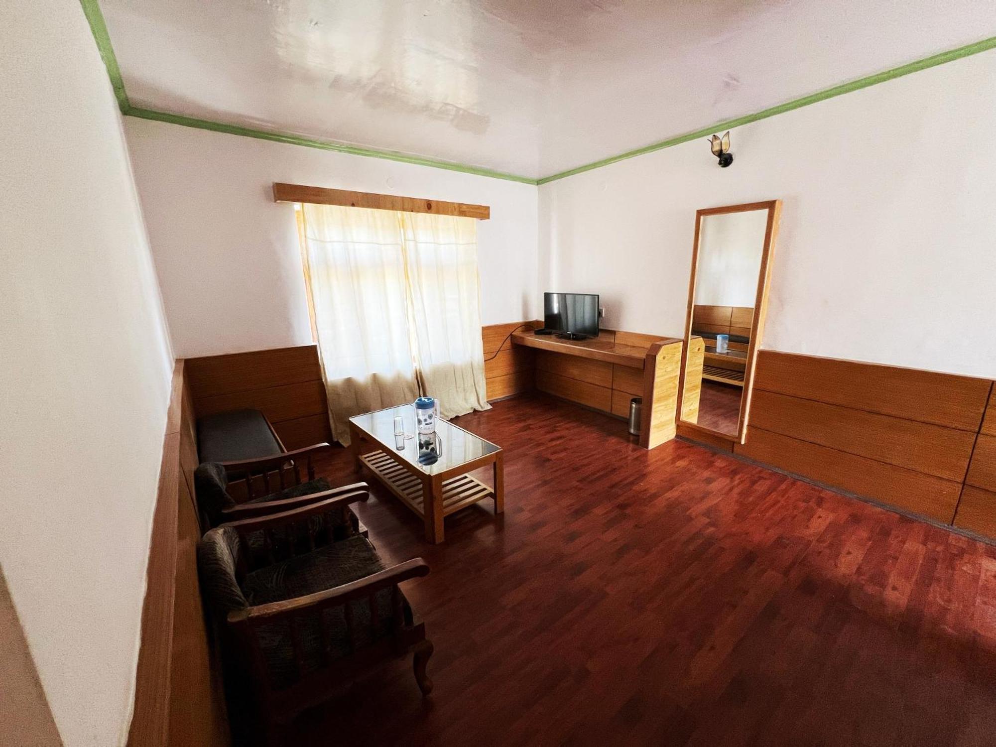 Hotel Lumbini เลห์ ภายนอก รูปภาพ